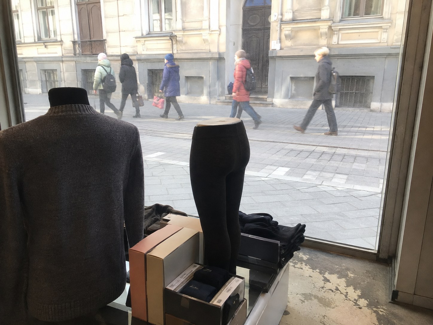 UV aizsardzības plēve veikala vitrīnai ar izliktām precēm Rīgas ielas pusē